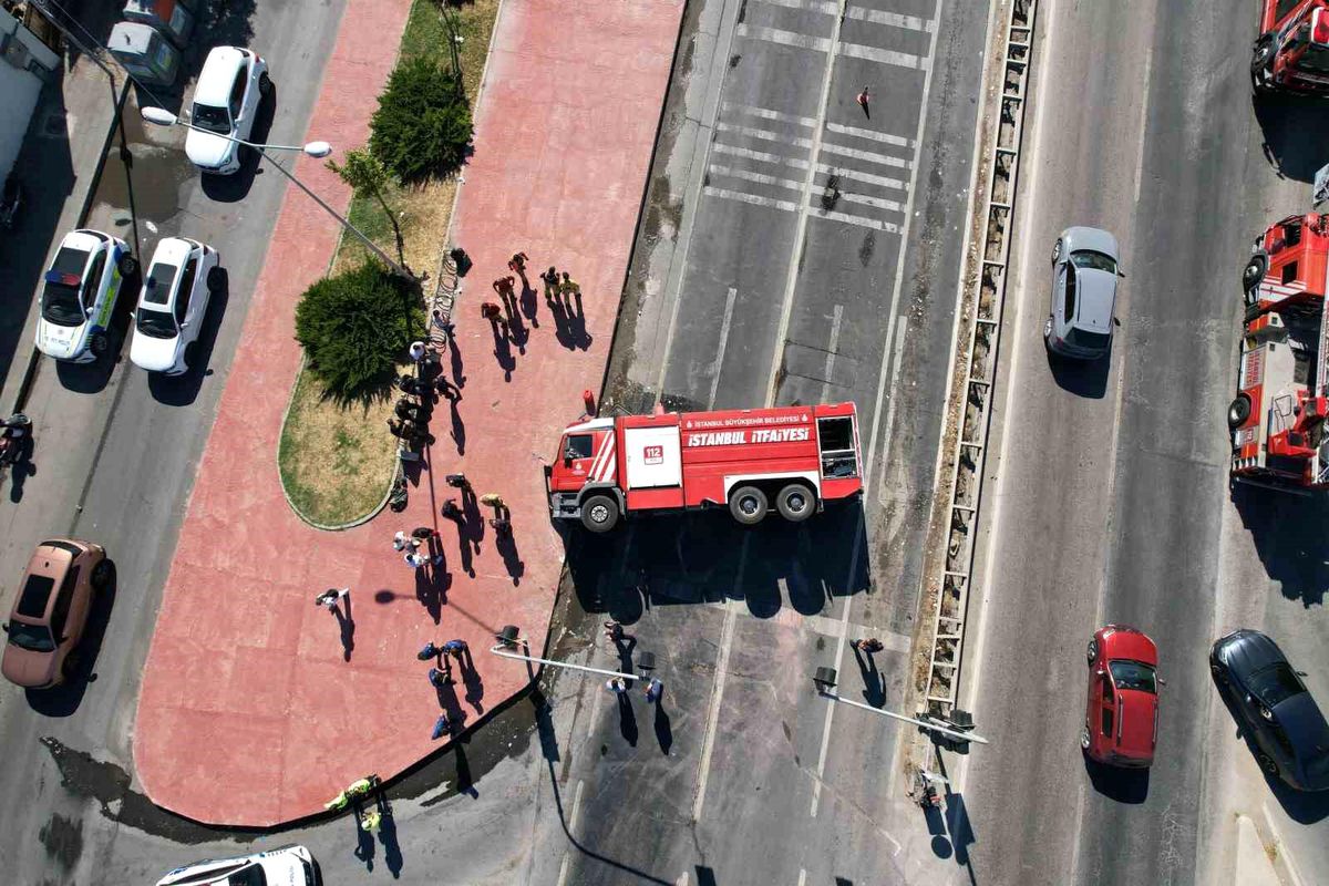 Büyükçekmece'de yangına giden itfaiye aracı devrildi: 2 yaralı