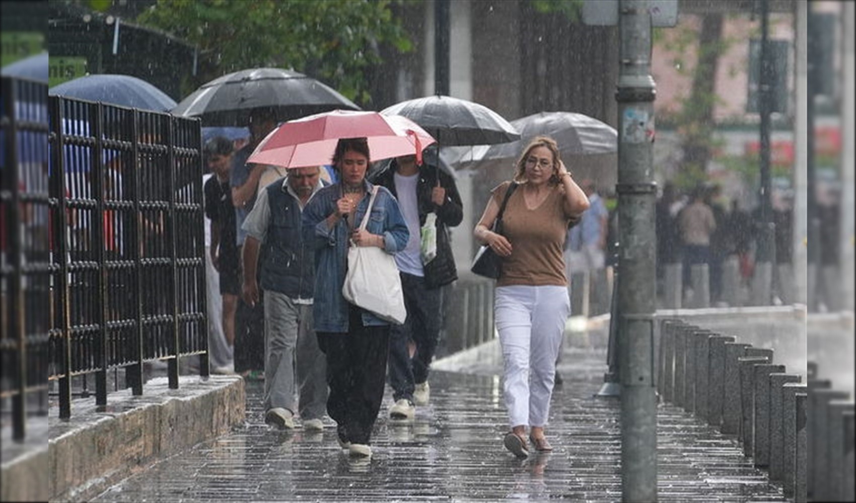 AKOM’dan İstanbul için sağanak uyarısı: Sıcaklıklar hafta ortasından itibaren düşecek