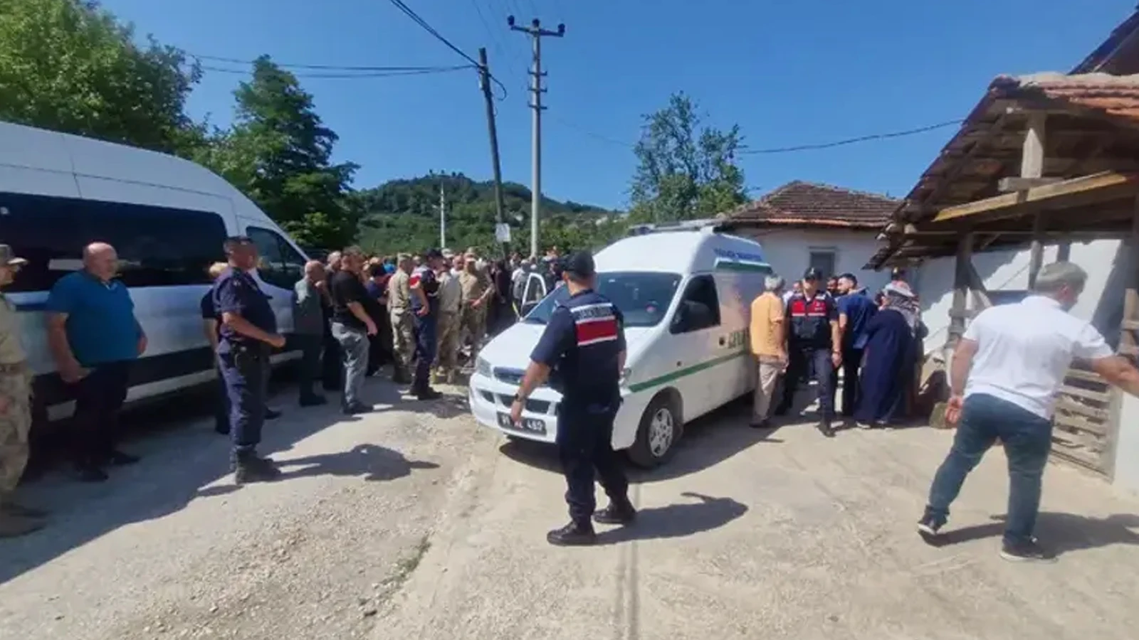 Tartıştığı ağabeyini bulamayınca yengesini öldürdü