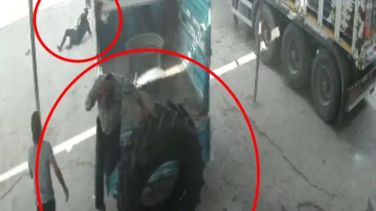 Traktör lastiği hava basıldığı sırada patladı, 2 işçinin yaralandığı o anlar kamerada