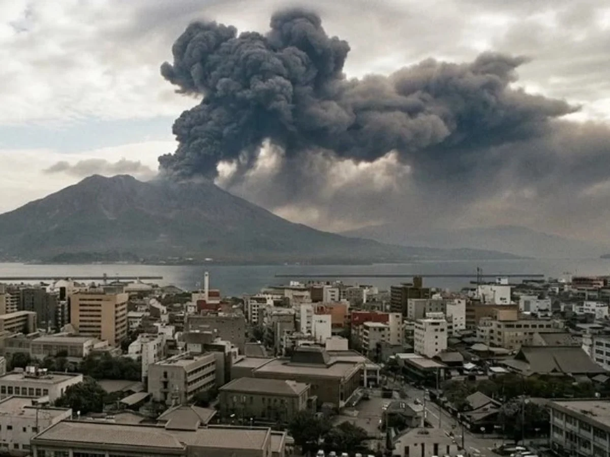 Sakurajima Yanardağı'nda patlama: Kül bulutu Kagoshima kentini kapladı
