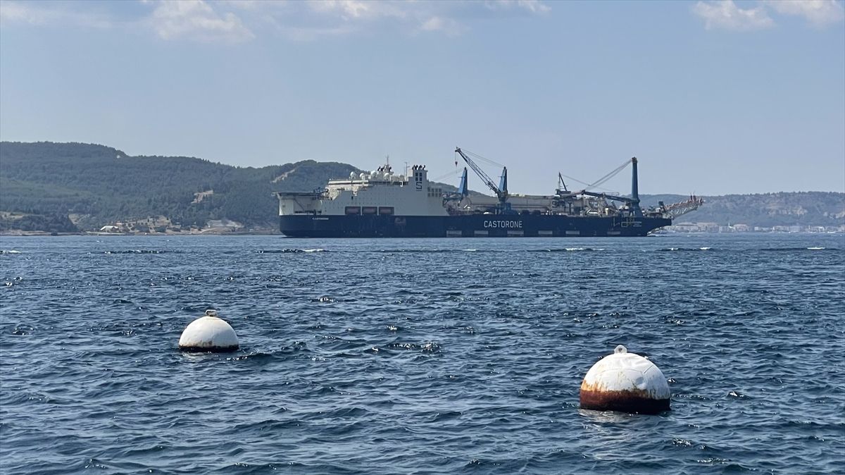 Derin denizde boru döşeme gemisi "Castorone" Çanakkale Boğazı'ndan geçti