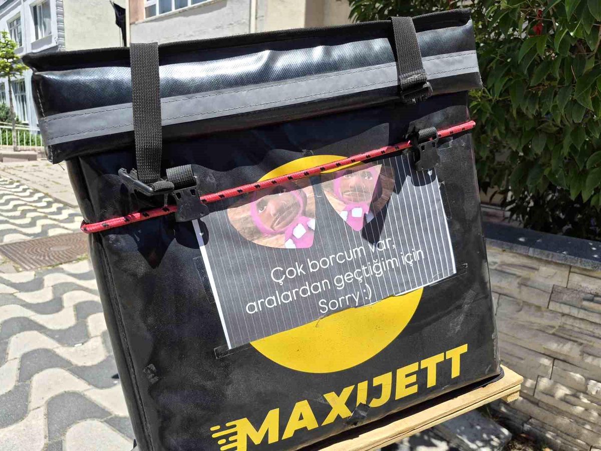 Motokuryeden gülümseten ve düşündüren uyarı: "Çok borcum var, sorry"