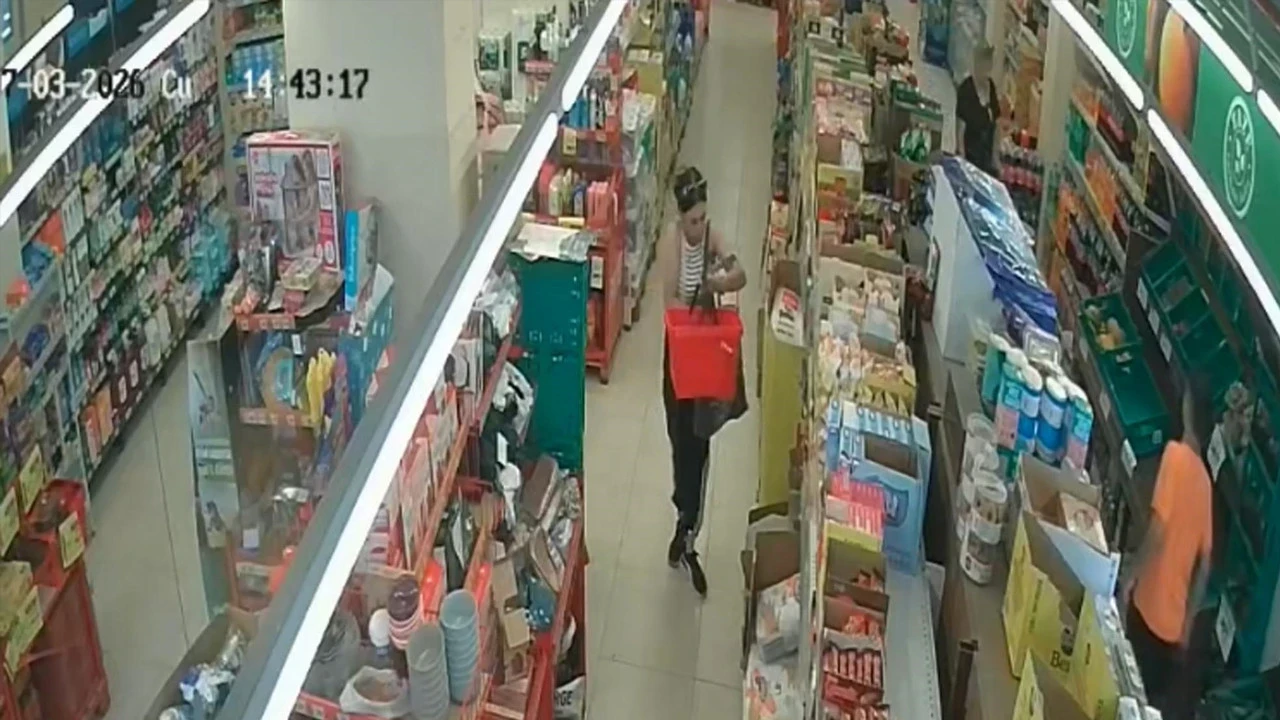 Bebek mamasını çantasına koyarken görüntülendi: Marketlerin korkulu rüyası hırsızlar yakalandı