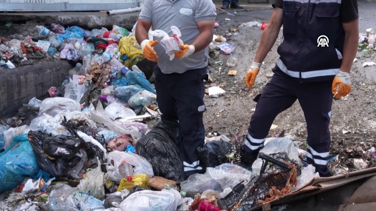 Borcu için ayırdığı parayı yanlışlıkla çöpe attı: Tüm belediye seferber oldu