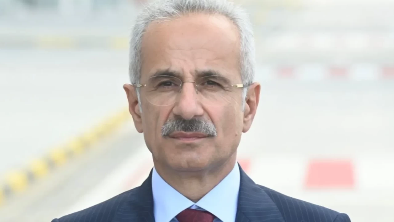 Bakan Uraloğlu açıkladı: Günlük 5 bin 200 uçuşla gökyüzü trafiği ikiye katlandı!