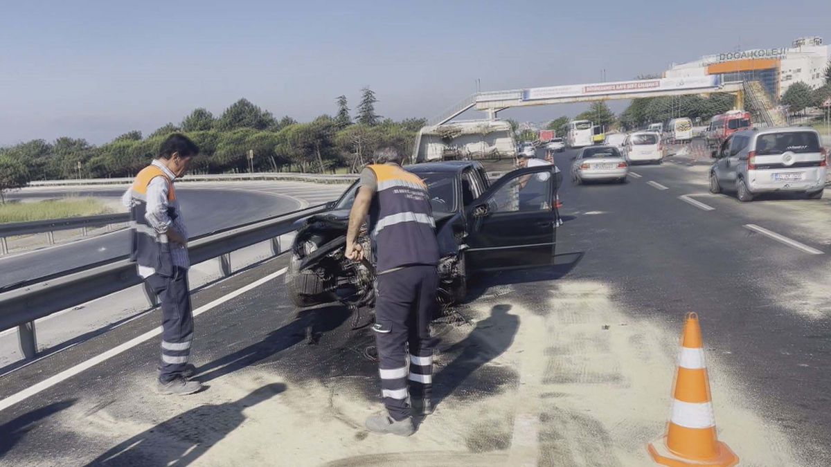 Büyükçekme'de 2 servis minibüsü ve bir otomobilin karıştığı kazada 4 kişi yaralandı -1