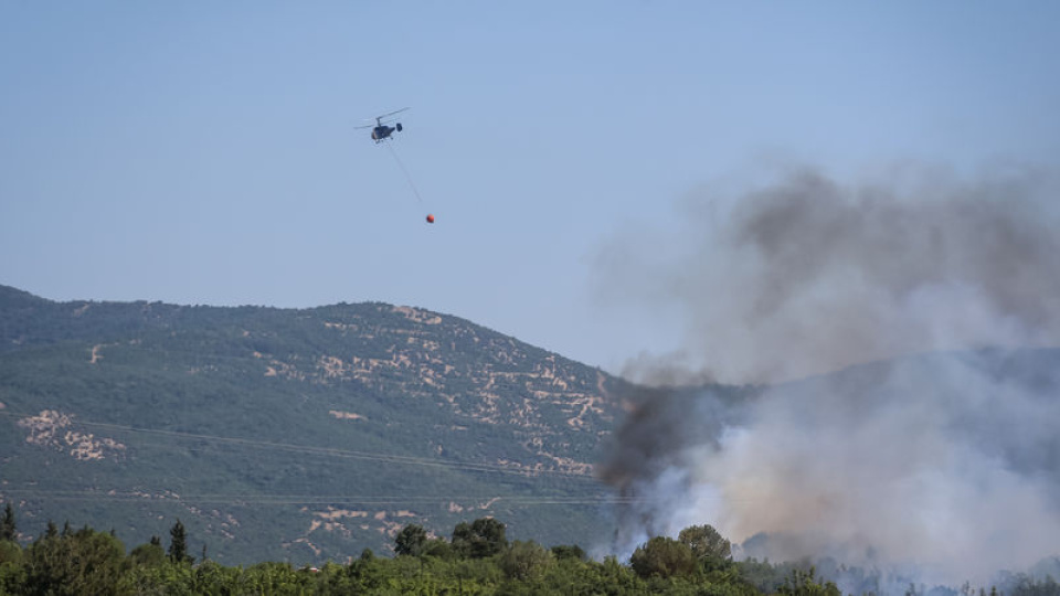 Balıkesir'in Altıeylül ilçesinde çıkan orman yangınına müdahale ediliyor