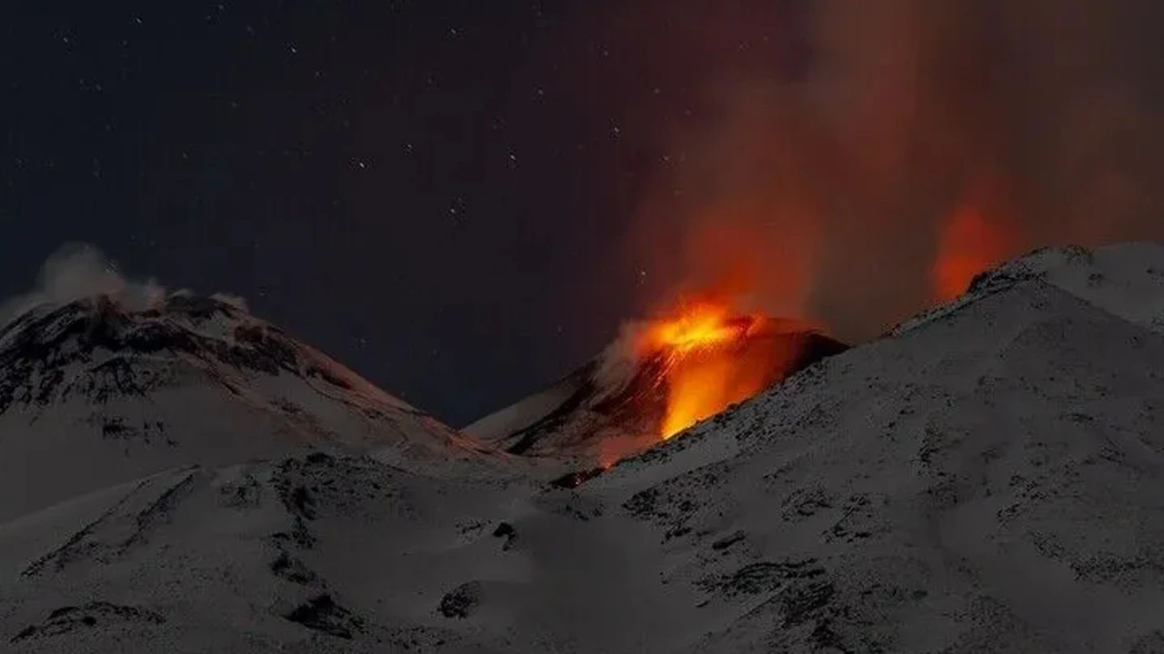 Etna Yanardağı yeniden uyandı: Havalimanında uçuşlar durdu