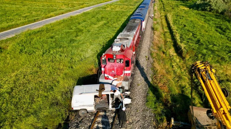 Yolcu treni hemzemin geçitte sıkışan kamyoneti yaklaşık 200 metre sürükledi