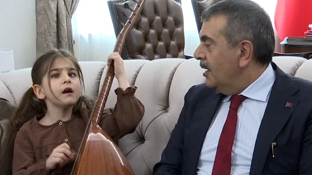 Bakan Tekin ve görme engelli Nil'den türkü performansı