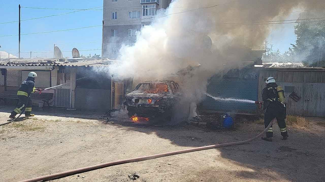 Garajda feci patlama sesleri! Alev alev yanan otomobil demir yığınına döndü!
