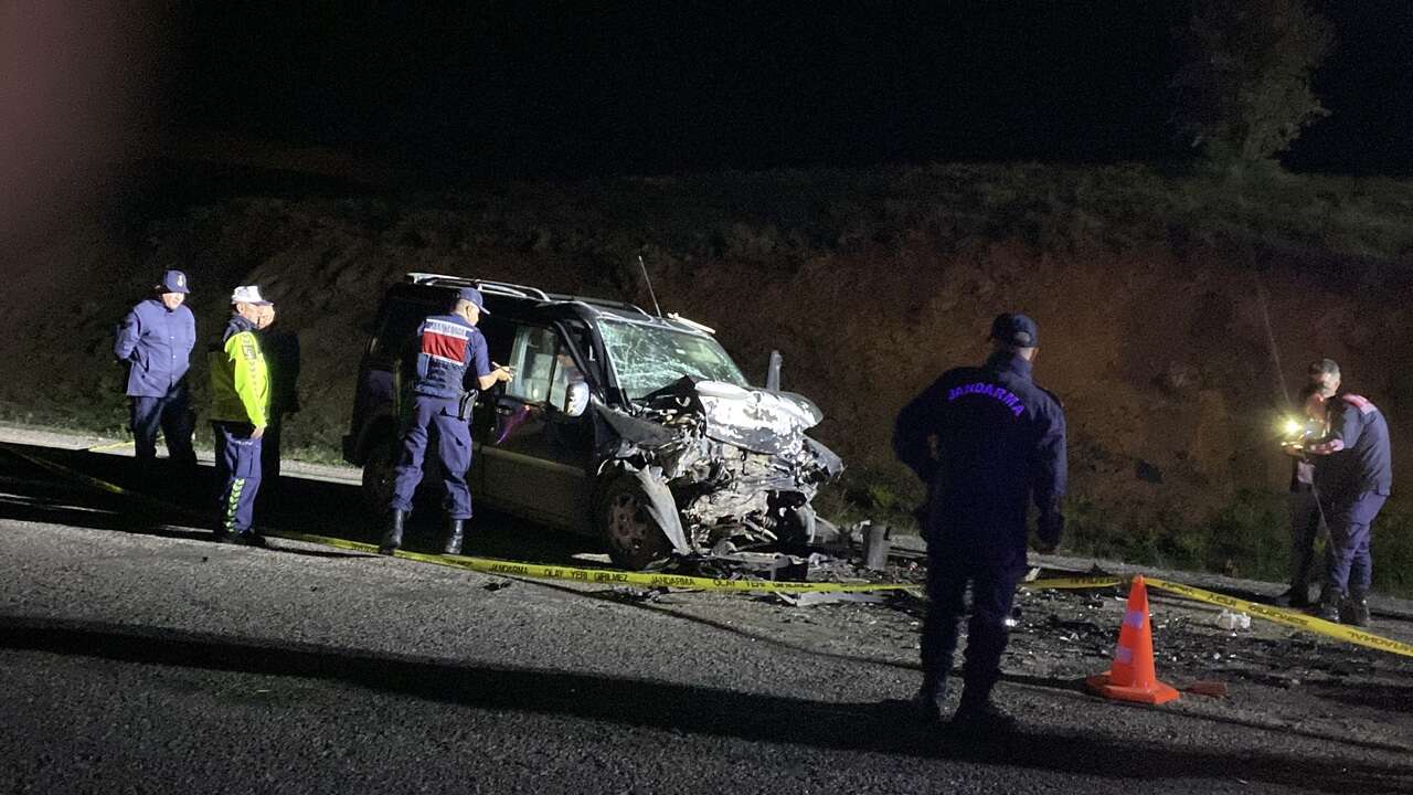 Sivas'ta iki araç kafa kafaya çarpıştı: 3 ölü, 2 yaralı