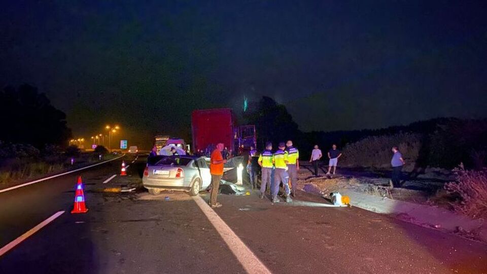 Adana'da otomobil TIR'a çarptı: 2 ölü