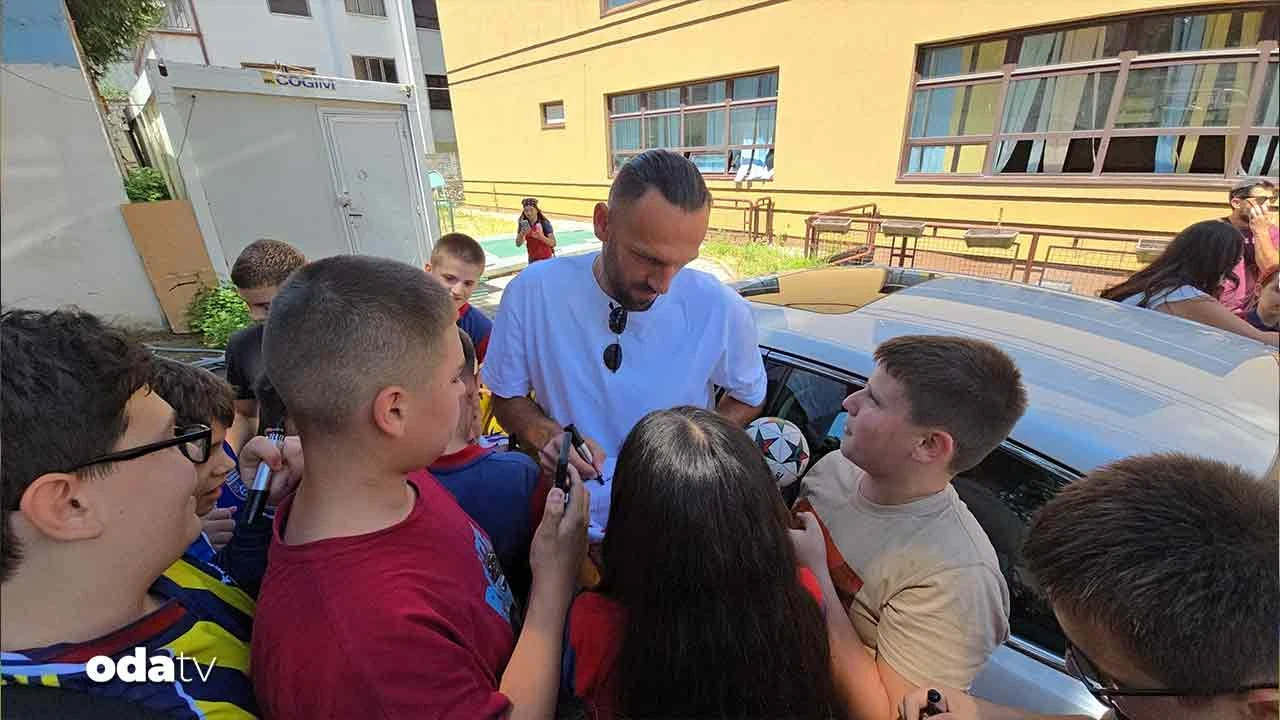 Vedat Muriç'e öğrencilerden büyük ilgi