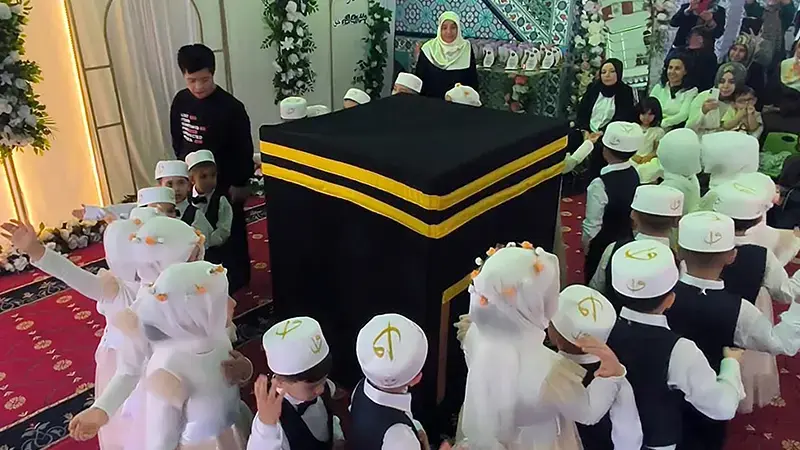Kabe maketine sarılıp, ‘Allah’ım, beni o memlekete götür’ diye dua ederek gözyaşı döktü