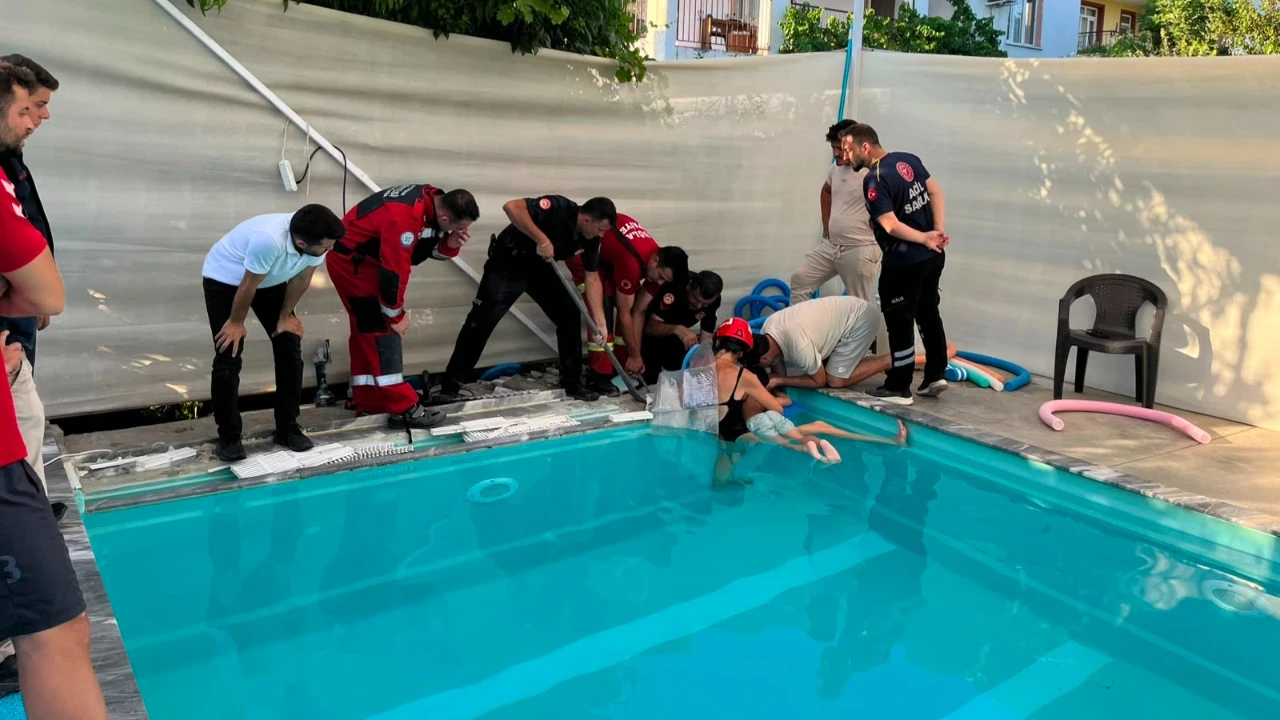 Muğla İtfaiyesi havuzda sıkışan 4 yaşındaki çocuğu kurtardı