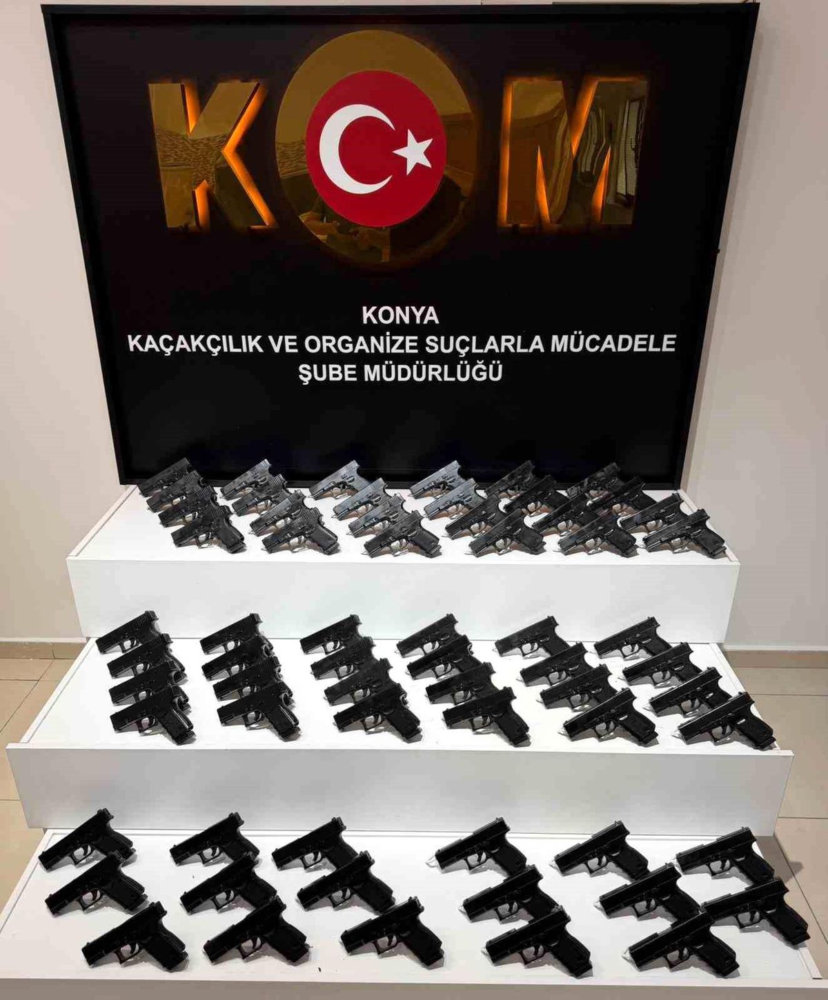 Durdurulan araçtan 65 ruhsatsız tabanca çıktı