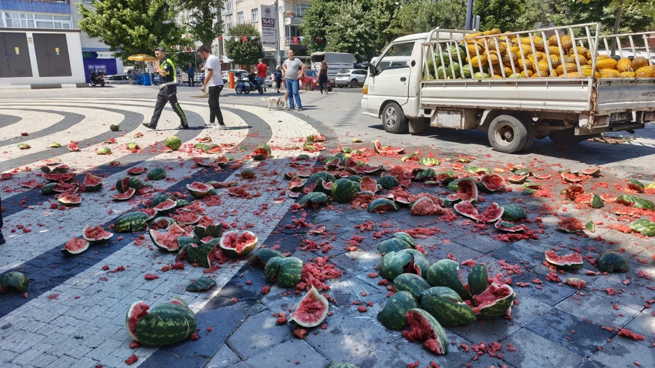 Satışına izin verilmediğini öne sürdüğü karpuzları belediye önünde parçaladı