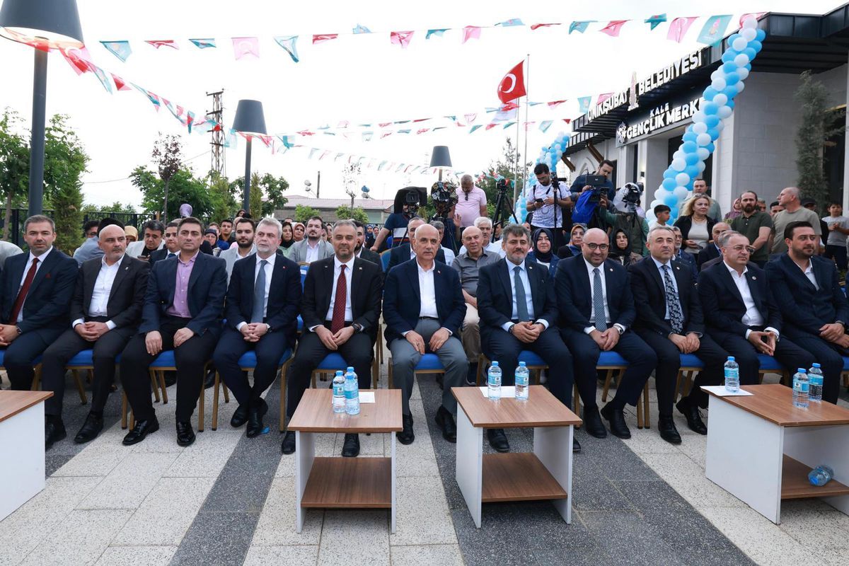 Onikişubat'ta Kale Gençlik Merkezi törenle hizmete açıldı