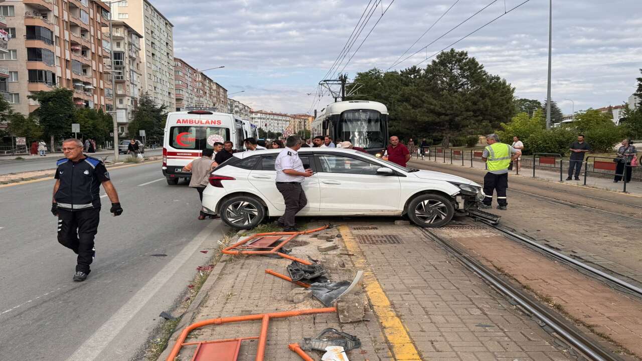 Eskişehir'de korkutan kaza! Anne ve 4 yaşındaki kızı yaralandı