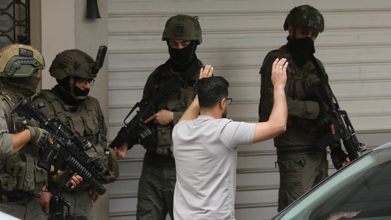 İşgalci İsrail ordusu, Batı Şeria'da 19 Filistinliyi gözaltına aldı