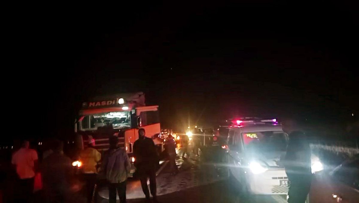 Niğde'de Traktöre Arkadan Çarpan Kamyonet Alev Aldı: 3 Yaralı