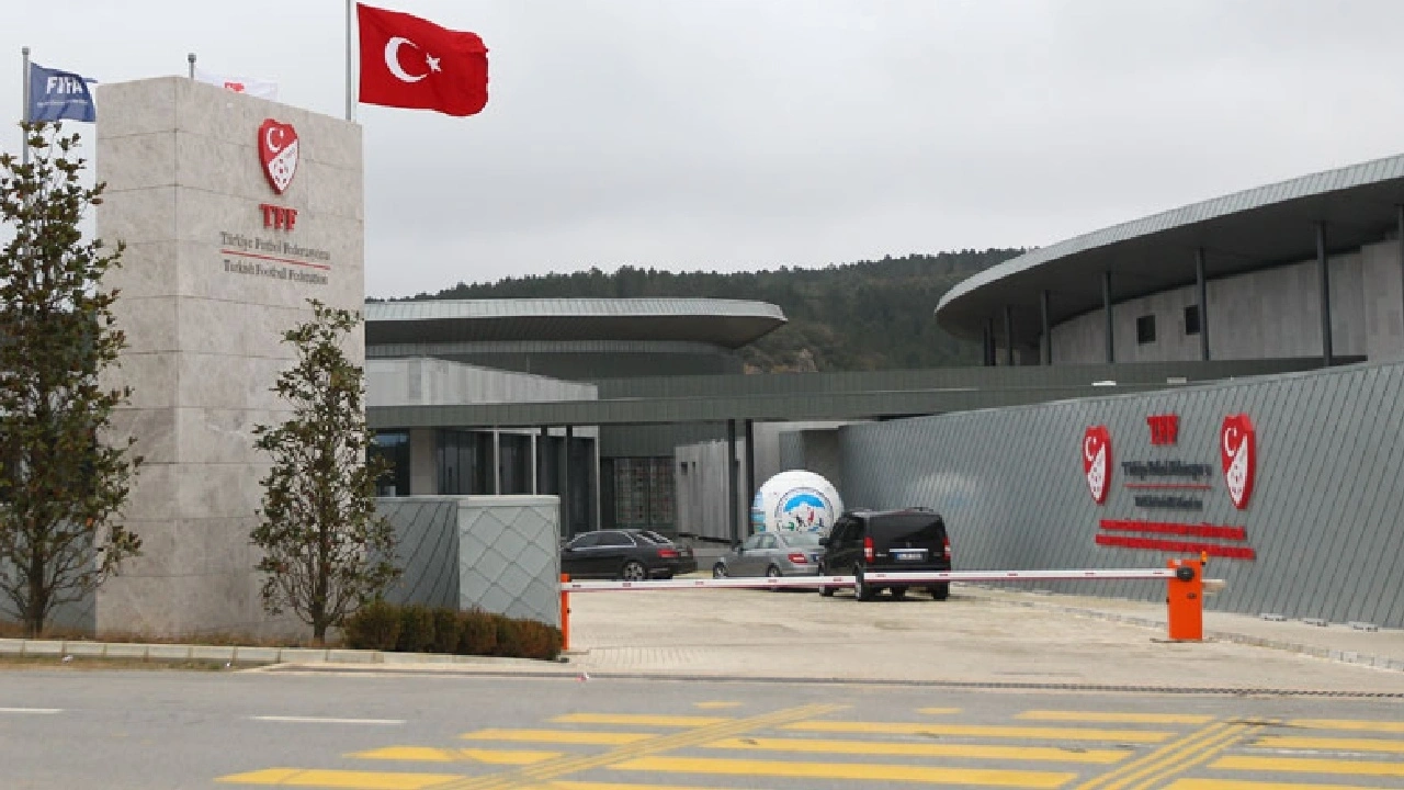 Milli takımda eleştirilerin hedefindeydi: TFF'ye teşekkür edip görevinden ayrıldı