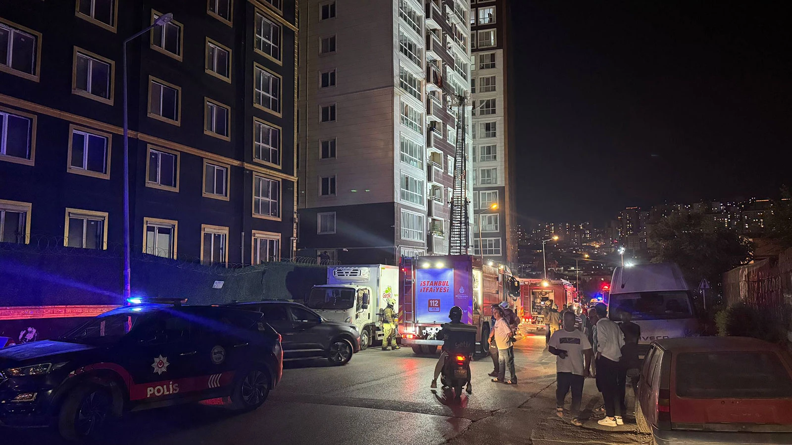 Esenyurt’ta 14 katlı binada yangın paniği: 13 kişi tahliye edildi