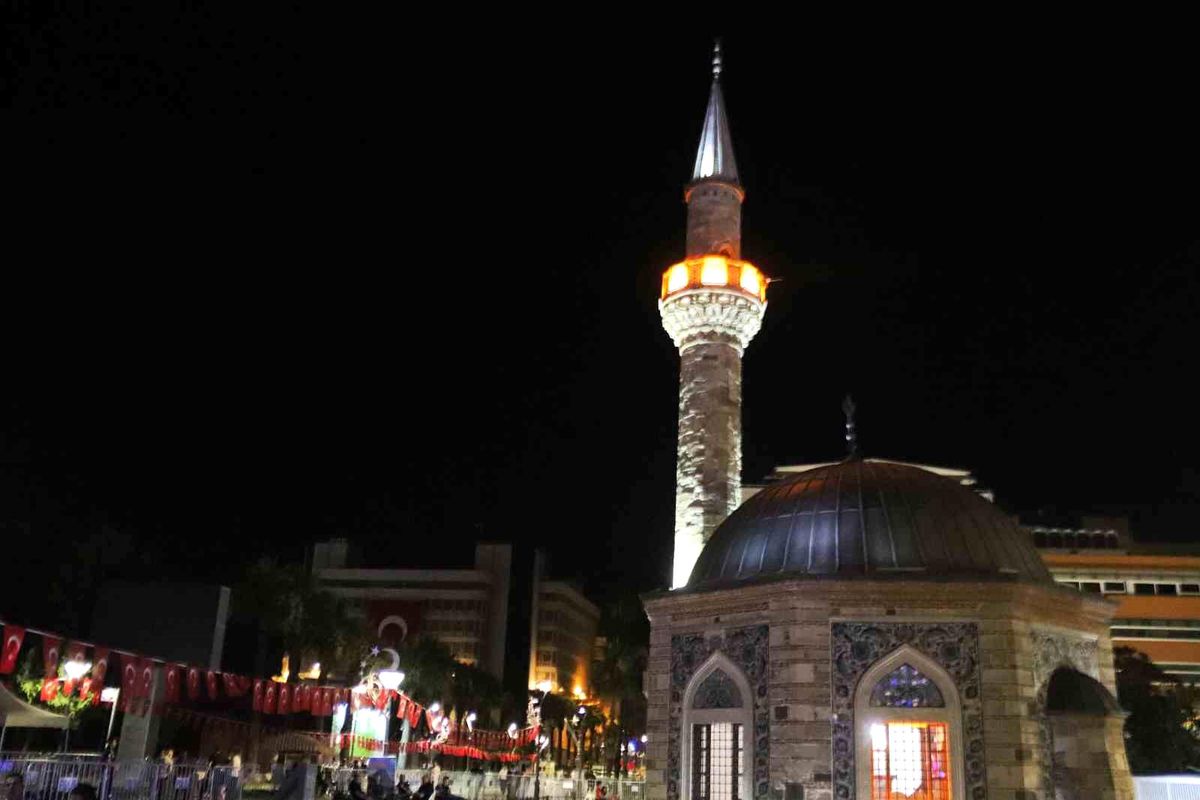 İzmir'de tüm camilerden aynı anda sela sesi yükseldi