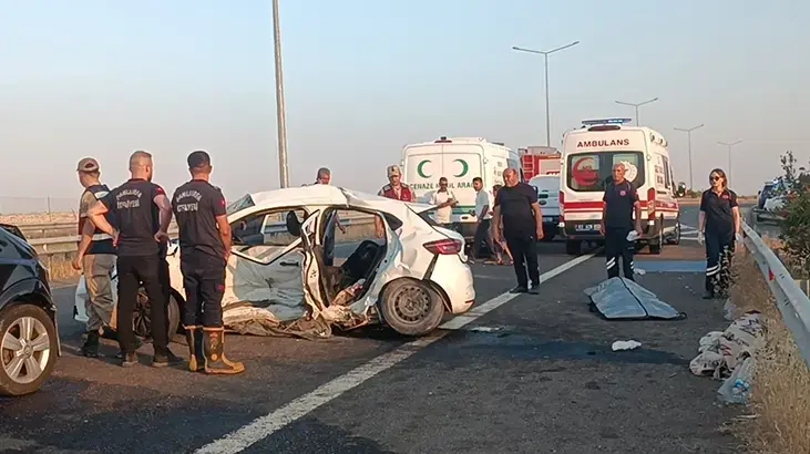 Otomobil ile minibüs çarpıştı: 2 kişi öldü, 8 kişi yaralandı
