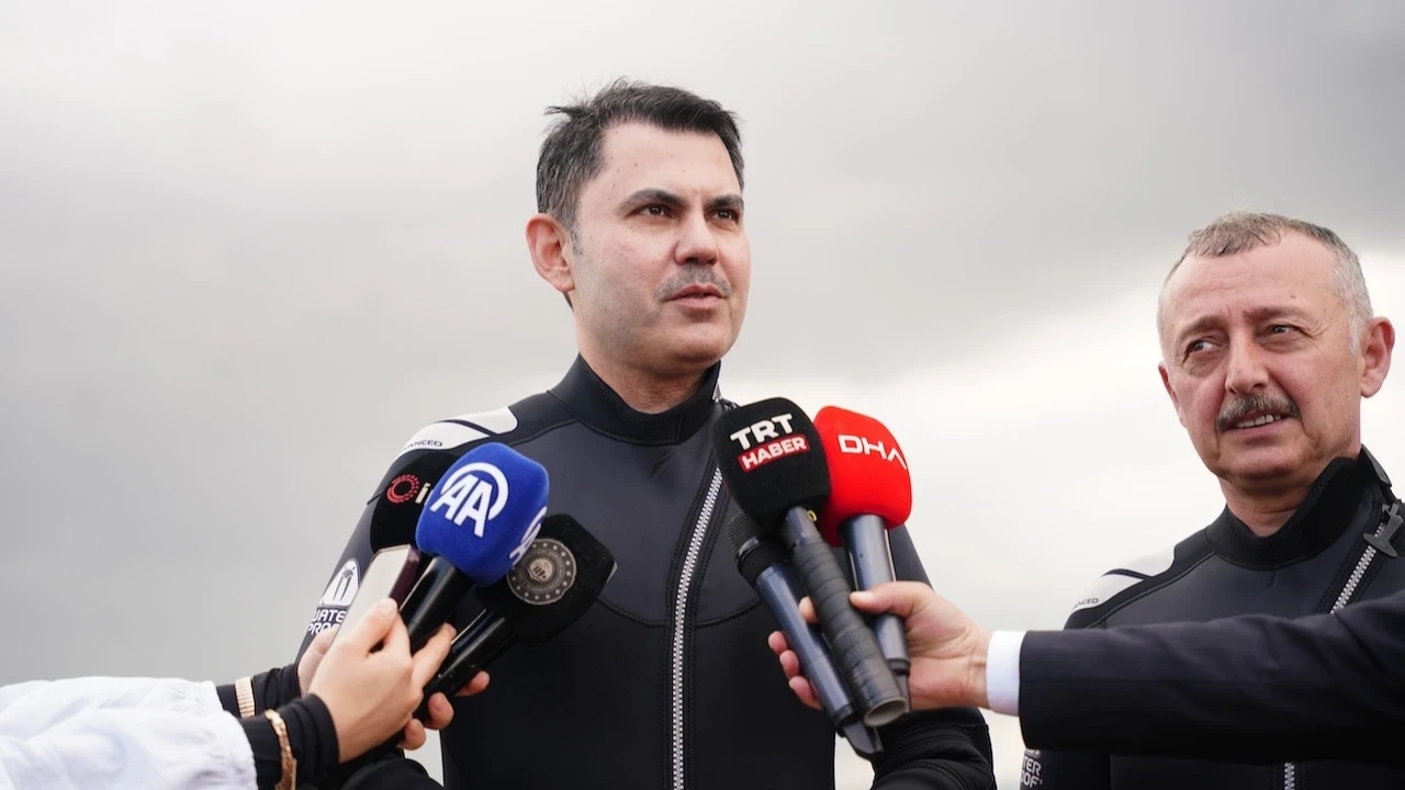 Bakan Kurum dip çamuru temizliği yapılan İzmit Körfezi’ne daldı! “Denizin dibinde ekosistemin yeniden canlandığını gördük”