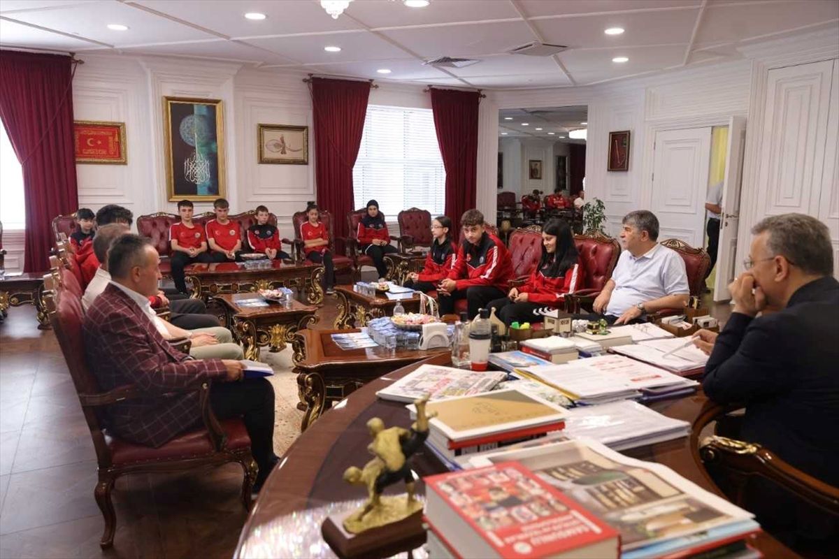 Başarılı sporcudan İlkadım Belediye Başkanı Kurnaz'a ziyaret