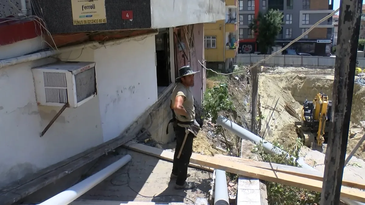 Küçükçekmece'de akılalmaz olay: Binanın merdiveni çöktü! Dairelerde mahsur kaldılar…