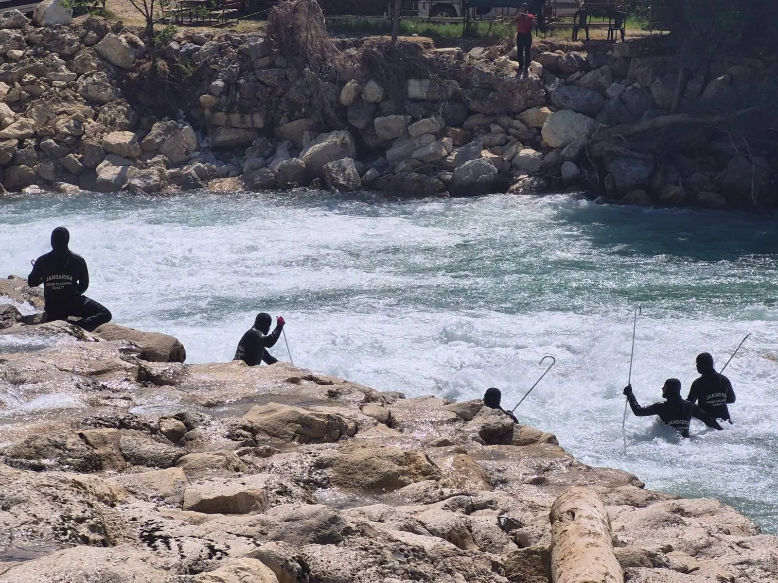 Serinlemek için girdiği suda akıntıya kapıldı: 26 yaşındaki genç her yerde aranıyor