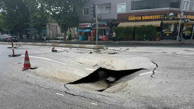 Esenyurt’ta İSKİ’nin boru hattı patladı: Yol çöktü cadde göle döndü