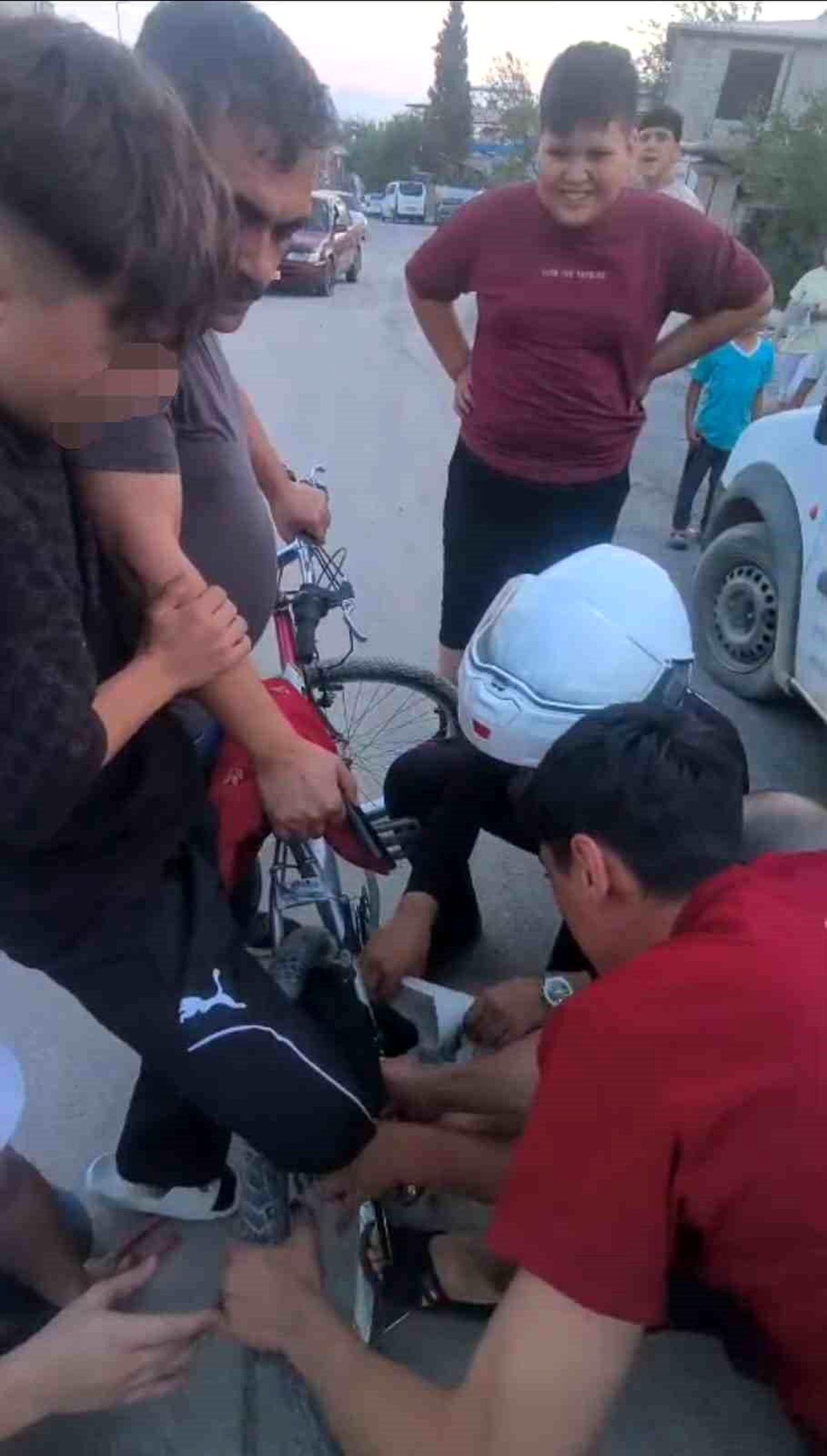 Ayağı bisiklete sıkışan çocuğun yardımına Yunus polisleri yetişti