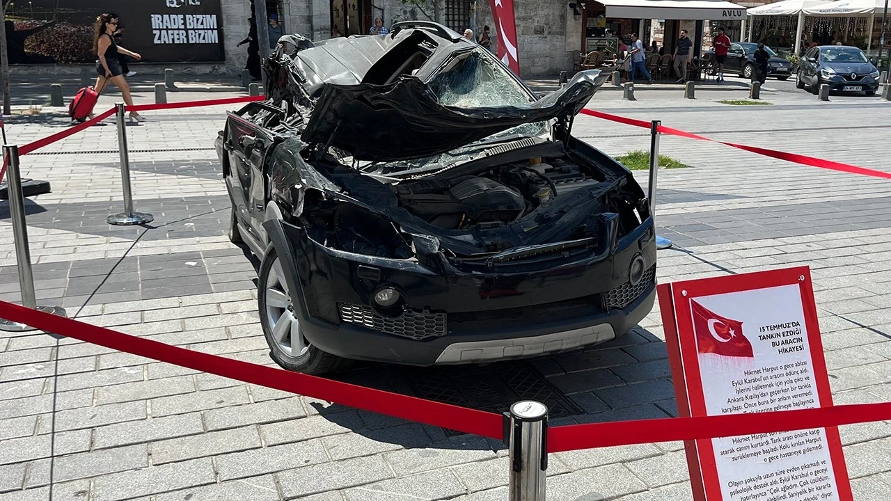 Tankın ezdiği o araç hafızalardaki yerinin koruyor! Üsküdar’da ziyarete açıldı