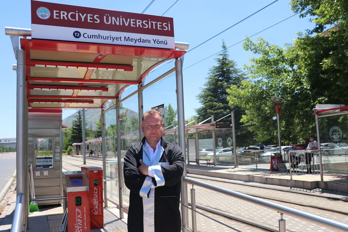 Üniversitedeki durakta görev yaparken öğrencilerden etkilendi; hayali olan gazeteciliği okuyup mezun oldu