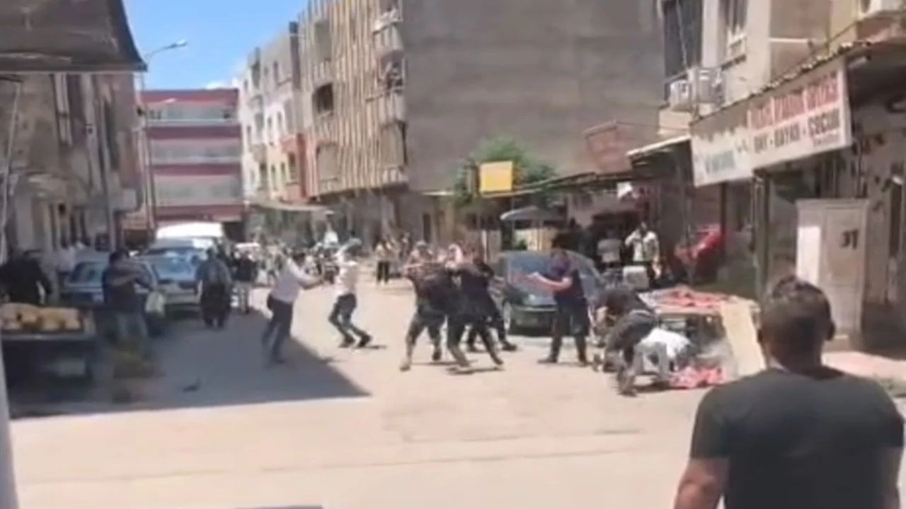 Şanlıurfa'da taşlı sopalı kavga: O anlar kamerada