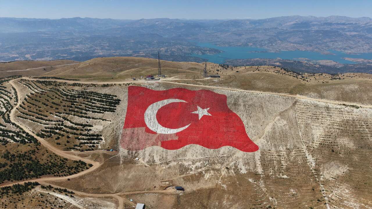 Dünyanın en büyük Türk Bayrağı'nın bakım ve onarım tamamlandı