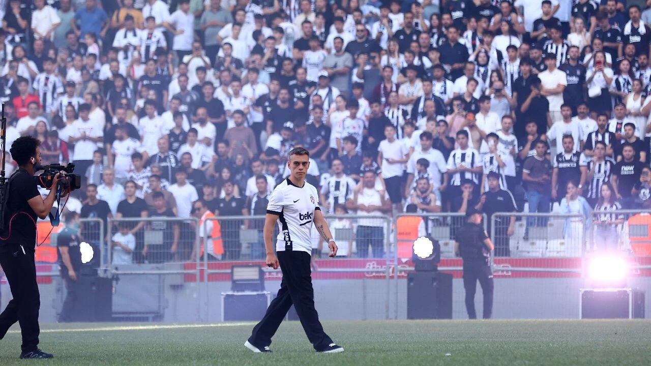 Beşiktaş'ın yeni yıldızı Trossard için görkemli imza töreni