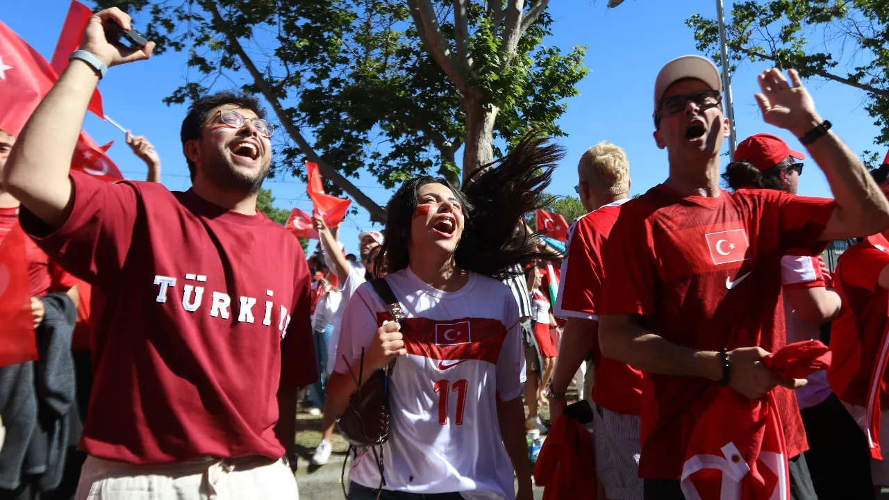 San Francisco'da Türk yürüyüşü! Türkiye-Paraguay maçına sayılı dakikalar kaldı