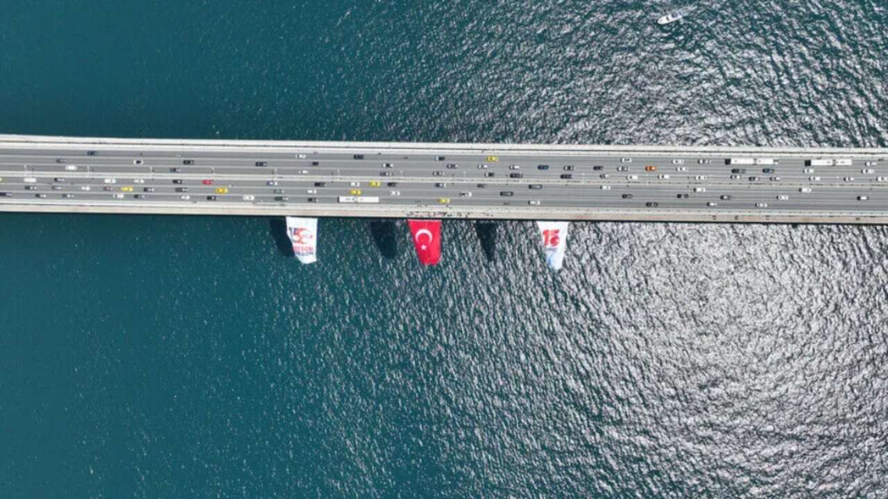 Boğaz köprüleri 15 Temmuz için ay yıldızla buluştu