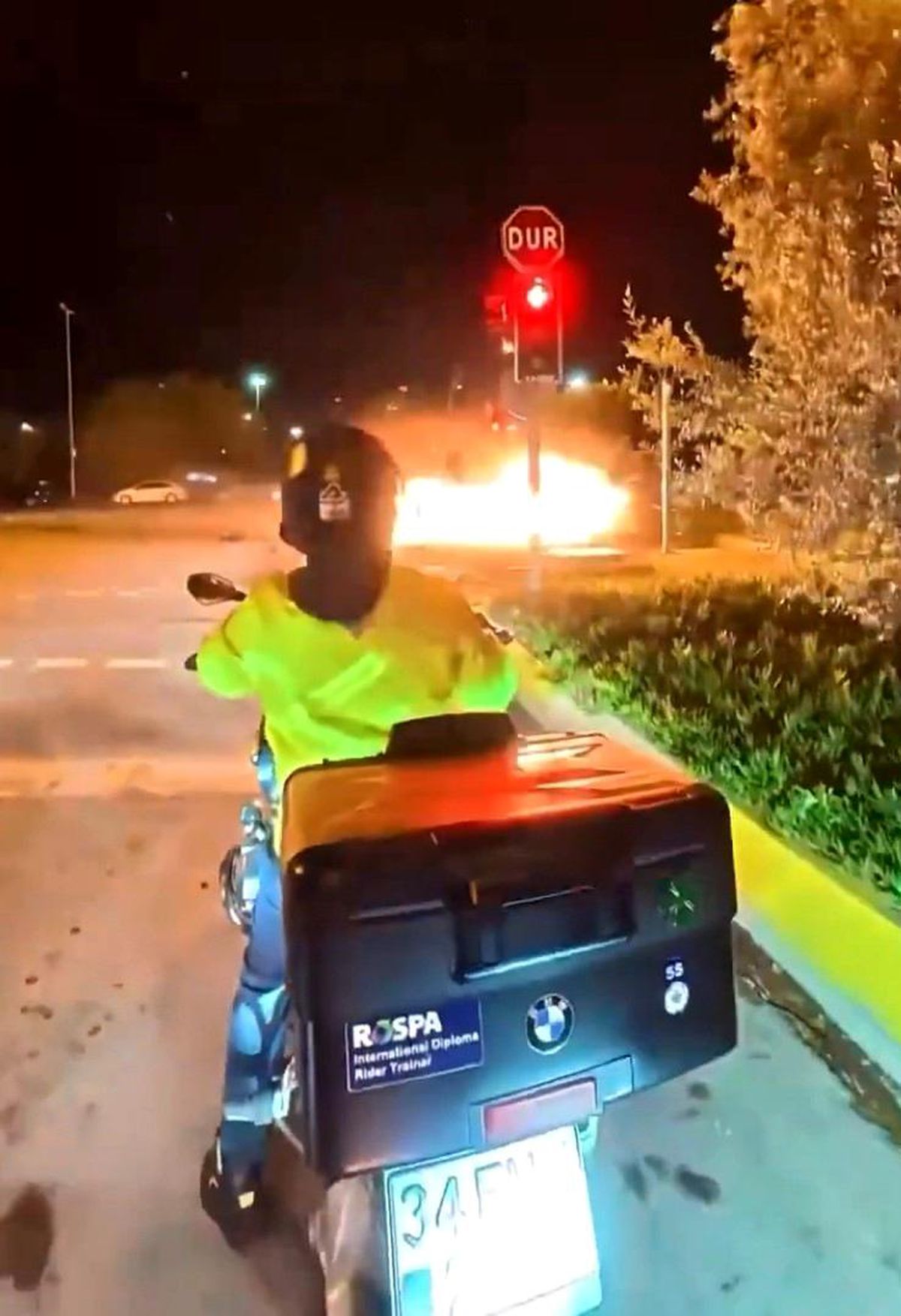 Maltepe Sahili'nde kazada otomobil alev topuna döndü: 2'si ağır 4 yaralı