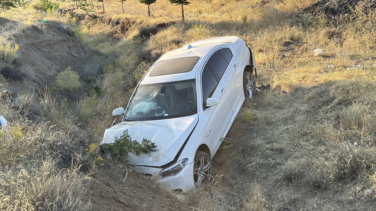 Erzincan'da şarampole devrilen otomobildeki 6 kişi yaralandı