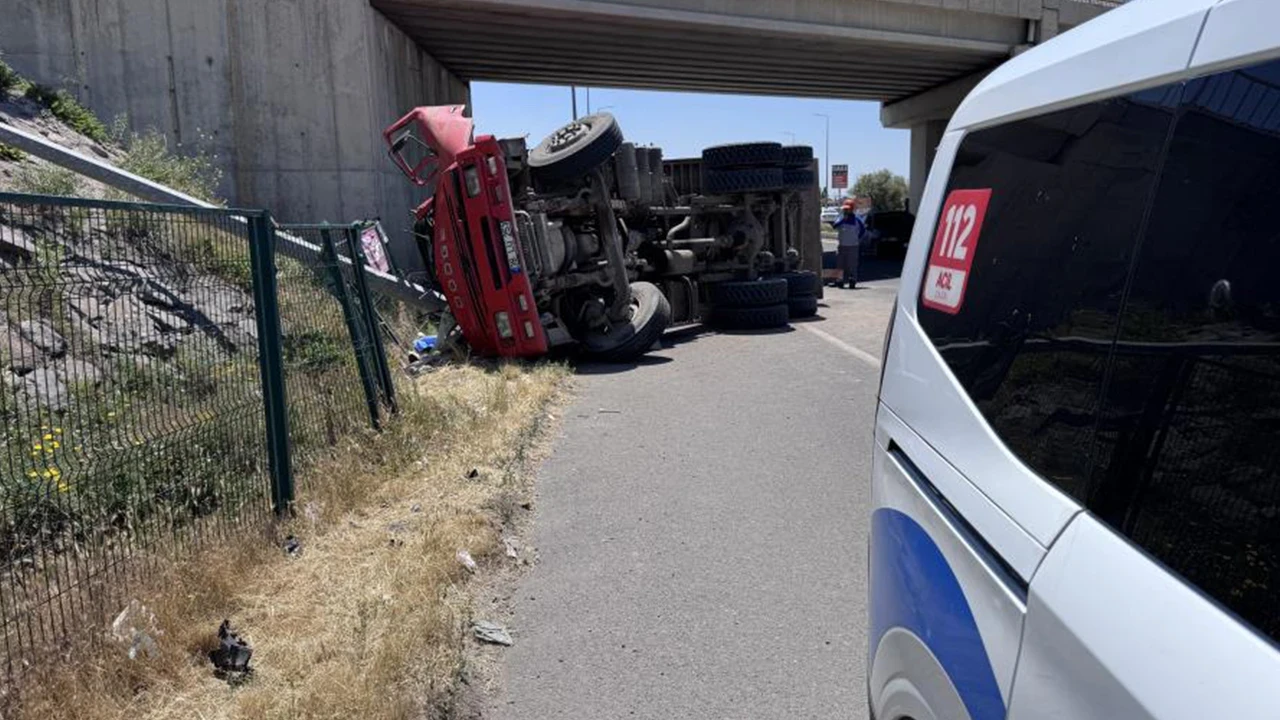 Kayseri’de feci kaza: Köprüye çarpan kamyonun sürücüsü hayatını kaybetti