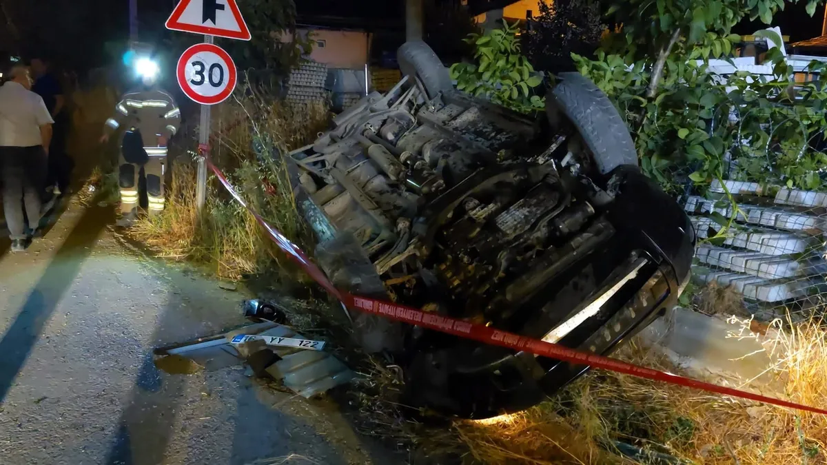 Bursa'da virajı alamayan otomobil takla attı: 2 yaralı