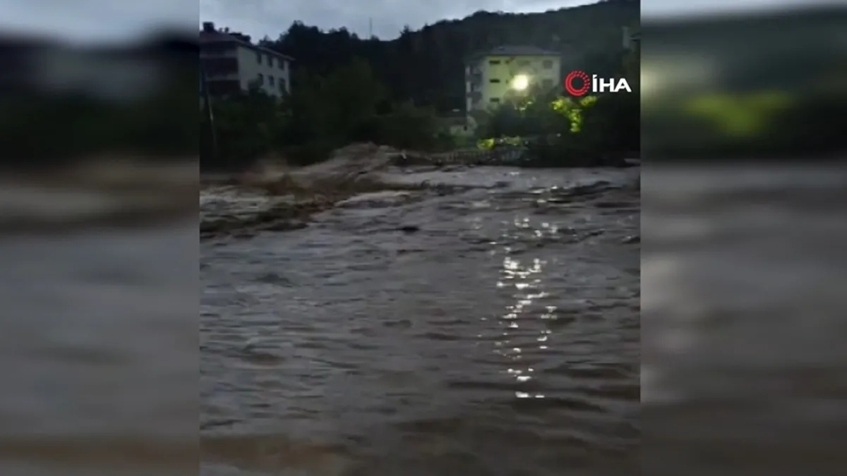 Sel afetinin yaşandığı Cide'de derenin taştığı anlar kamerada