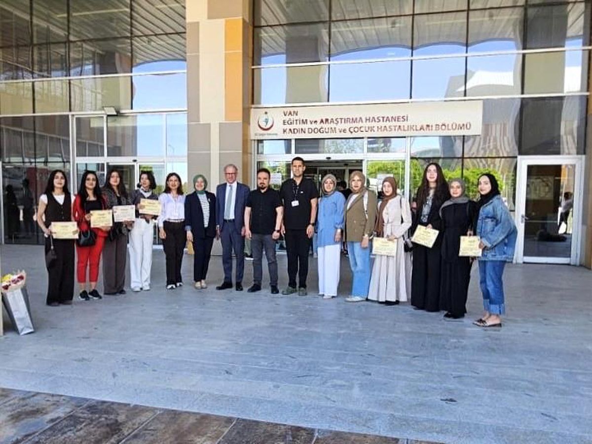 Van'da üniversite öğrencilerinden hasta çocuklara moral etkinliği